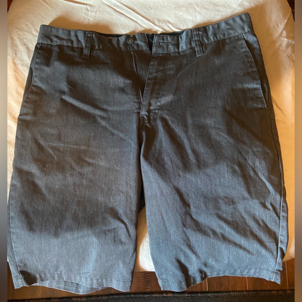 VOLCOM men’s shorts. Size 33. NWOT.